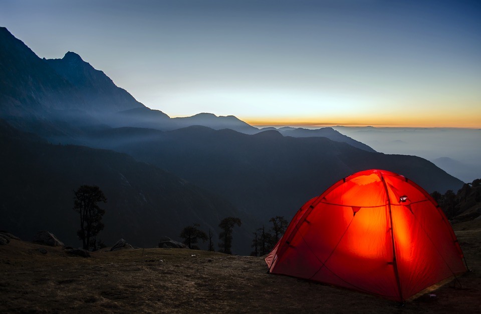 Photo d'une tente de camping pour comprendre l'importance d'une stratégie de communication