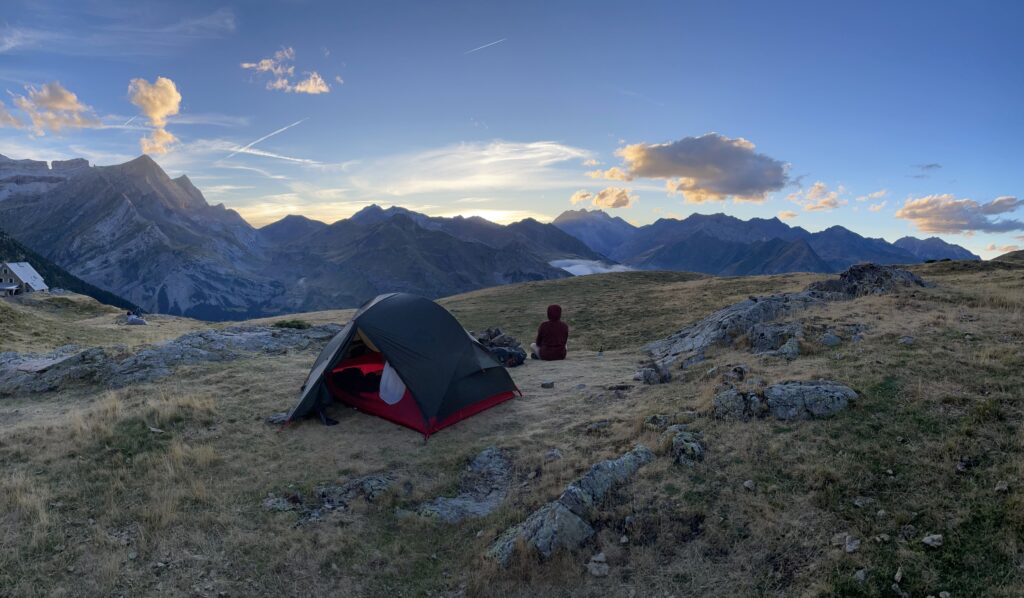 Photo d'une tente en bivouac en montagne pour illustrer une stratégie de communication